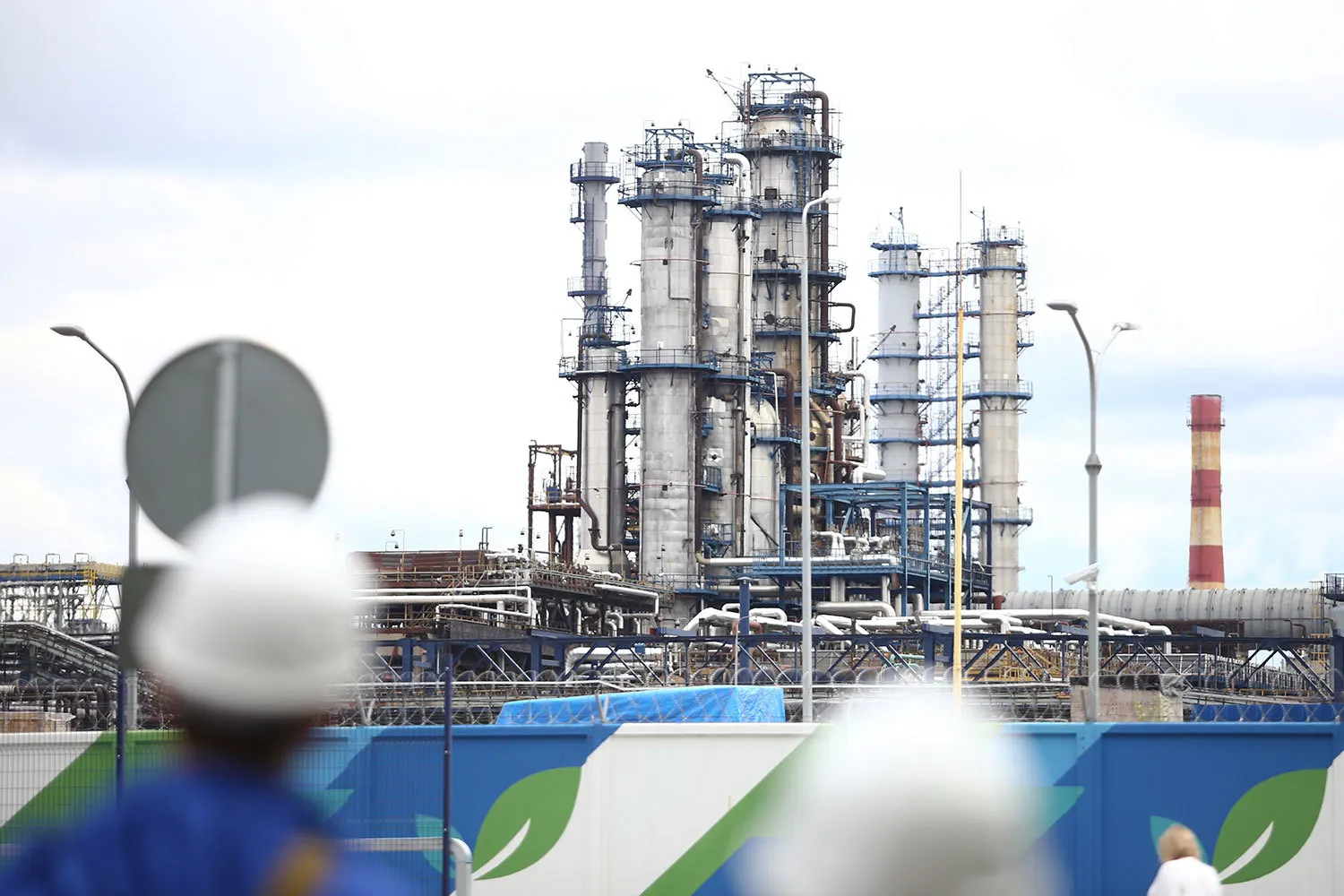 После атак беспилотников в середине мая Рязанский и Московский нефтеперерабатывающие заводы остановили производство; в Рязани есть жертвы и повреждения жилых домов.