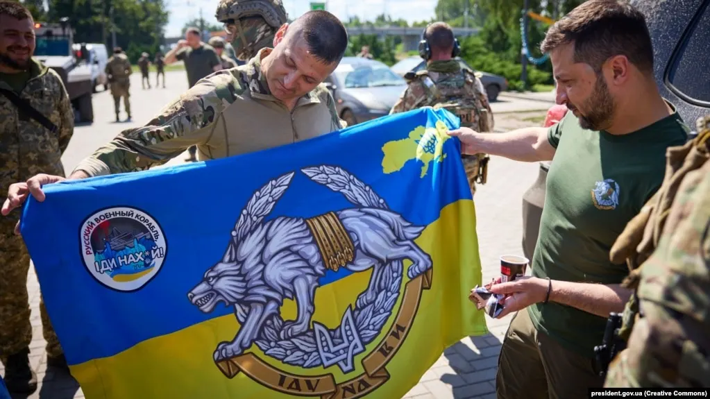 Президент Украины заявил, что решения украинских военных в день московских торжеств будут зависеть от ситуации и будут «зеркальными». Накануне одностороннего российского перемирия по разным регионам России нанесли удары беспилотники.