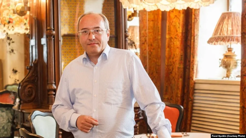 Московский городской суд 15 мая отклонил апелляцию и продлил меру пресечения Павлу Сюткину — он останется в СИЗО как минимум до 26 сентября 2026 года. Историка обвиняют в распространении заведомо ложной информации о военных действиях.