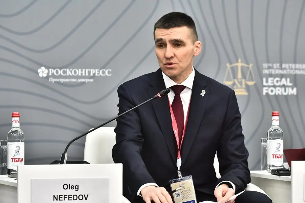 Высшая квалификационная коллегия судей рассмотрит ходатайство о назначении судьи Верховного Суда Олега Нефедова заместителем председателя и руководителем коллегии по гражданским делам. Ранее он выносил решения о запрете так называемых «движения ЛГБТ» и «Международного движения сатанизма» и признавал экстремистскими связанные юридические лица.