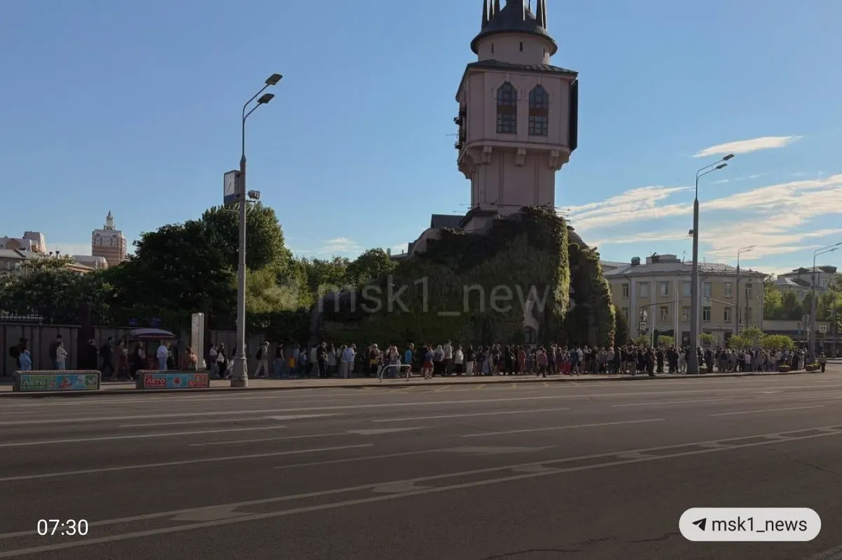 Из‑за бесплатного входа в утренние часы у московского зоопарка собираются длинные очереди: некоторые посетители не попадают на акцию по нескольку раз и планируют вернуться снова, чтобы сэкономить.