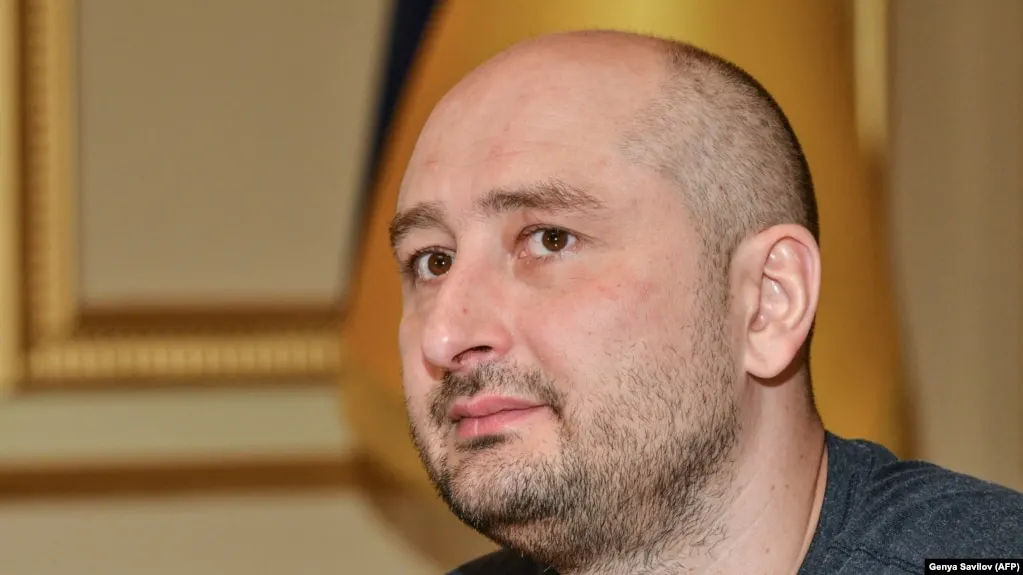 Следственный комитет возбудил уголовное дело в отношении журналиста, проживающего за границей: ему вменяют уклонение от исполнения обязанностей «иностранного агента». Ранее Бабченко дважды привлекали к административной ответственности; сейчас рассматривают объявление в розыск и выбор меры пресечения.