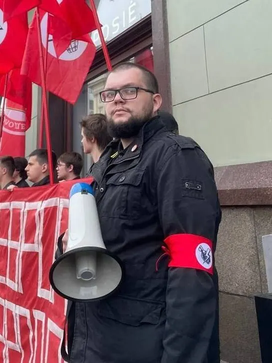 Михаил Аксель сообщил о составлении административного протокола по ч.1 ст.20.3.3 КоАП; заседание назначено на 30 июня в Таганском районном суде Москвы. Активист считает дело политически мотивированным.