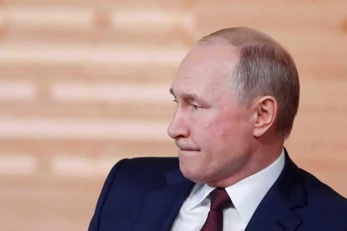 По мнению британского историка Роберта Сервиса, затянувшаяся война и её последствия подрывают легитимность власти в России — от экономического давления до утраты ощущения безопасности в Москве. Это, по его словам, может привести к неожиданным политическим переменам.