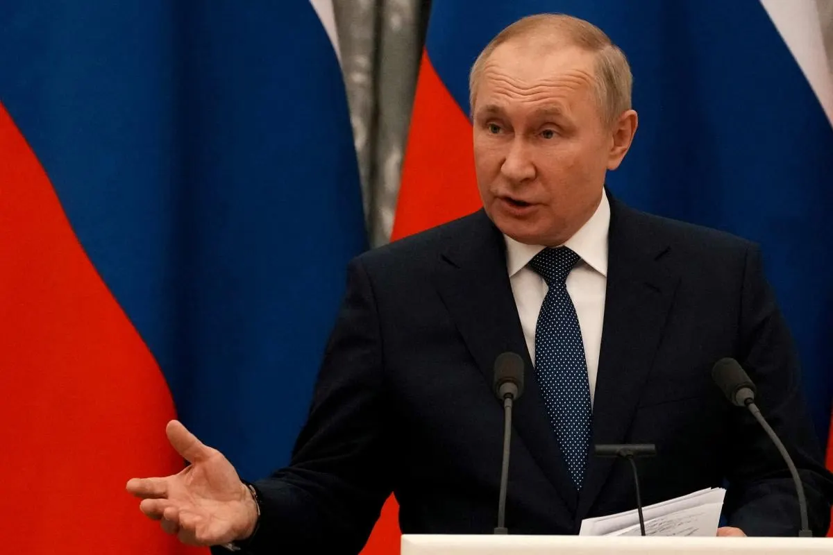 После парада 9 мая президент России использовал уважительное обращение к президенту Украины, что контрастирует с прежними оскорбительными высказываниями и вызвало обсуждение у экспертов.