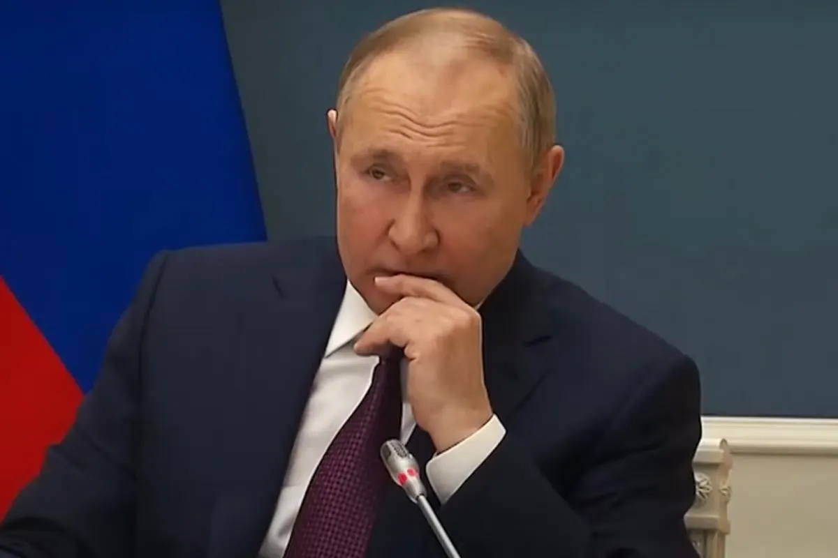 Аналитики отмечают, что каждый новый ход Кремля всё больше осложняет его положение: от ударов дронов по тылу до растущих людских потерь и сокращения публичных мероприятий. Эти факторы меняют стратегический баланс и ставят под вопрос дальнейшие шаги российской власти.