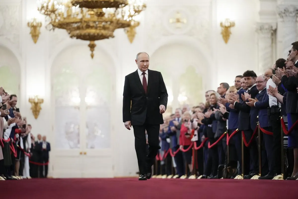 Отсутствие колонн бронетехники на параде в Москве рассматривают как симптом глубокой дилеммы: либо армия не может себе этого позволить из-за войны, либо угроза от украинских дронов заставляет власти менять публичные ритуалы.