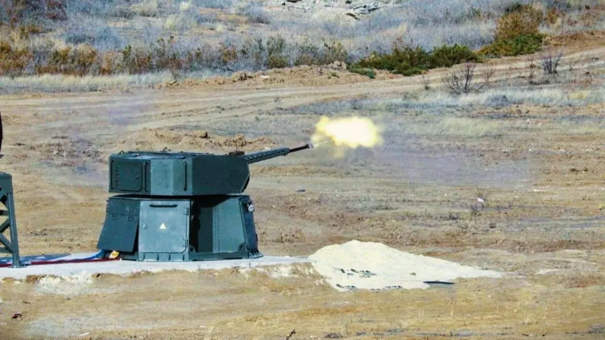 Новая турель ЗАК‑30 использует дистанционно подрываемые 30‑мм боеприпасы и сочетание оптических и радиолокационных датчиков для обнаружения, сопровождения и поражения малых БПЛА. Разработчики заявляют о снижении расхода боеприпасов и круглосуточной работе комплекса.