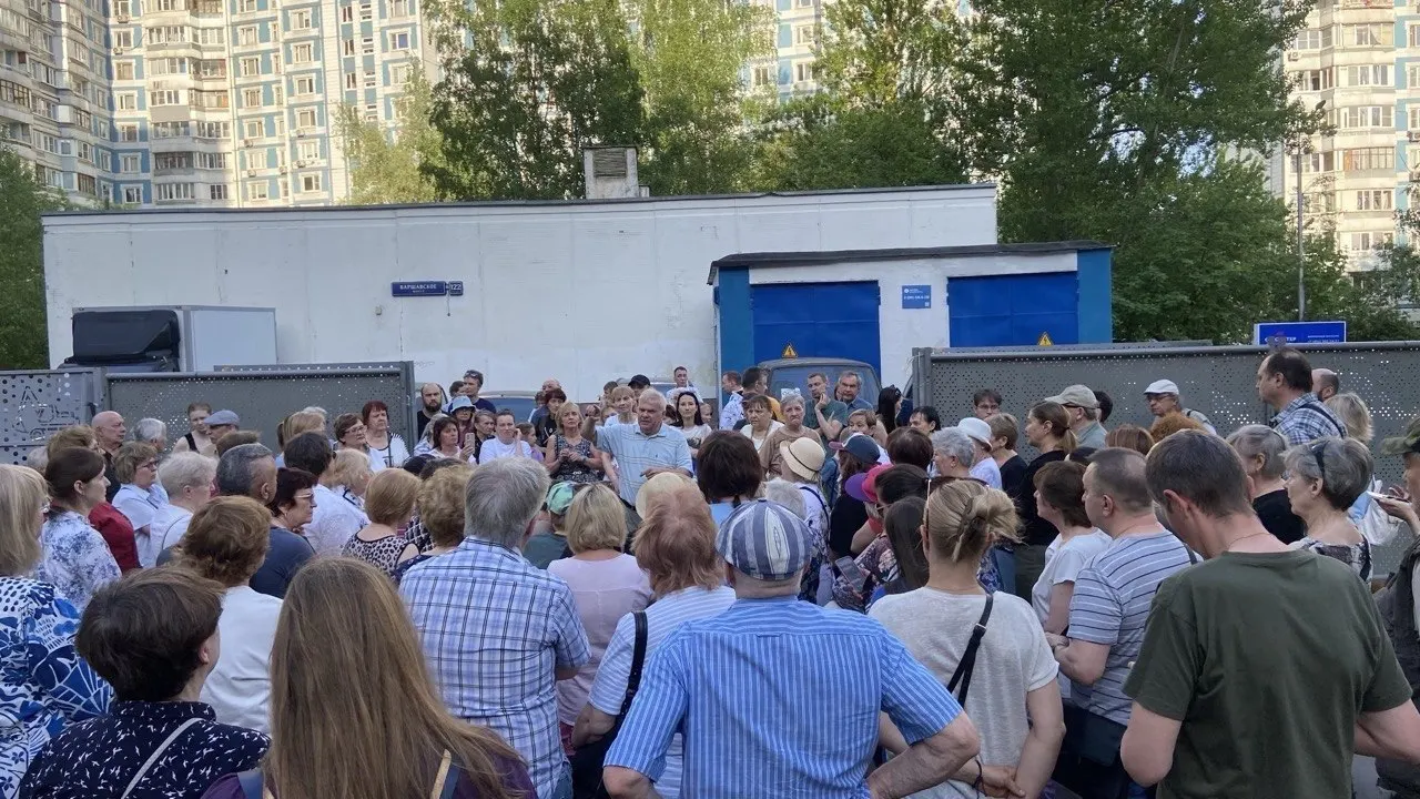 Около 150 человек вышли на сход 19 мая: по их словам, рабочие уже снесли народную спортплощадку и начали подготовку территории под коммерческий каток, работы ведутся без необходимых документов.