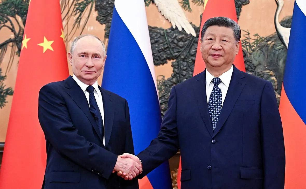 По данным китайских СМИ, визит президента России 20 мая носит рабочий характер — без парада и торжественной встречи. Это первый случай, когда Пекин примет лидеров США и России в одном месяце вне многостороннего контекста.