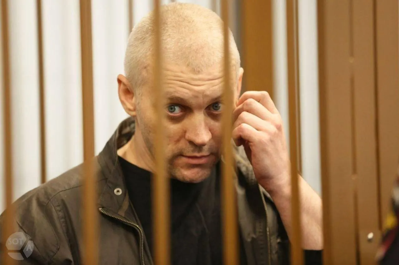 Суд снова не начал рассмотрение жалобы по делу Сергея Клокова: защита просила вернуть дело в Перовский суд из‑за недоступности материалов, суд отказал в отводе и перенёс слушание на 4 июня.
