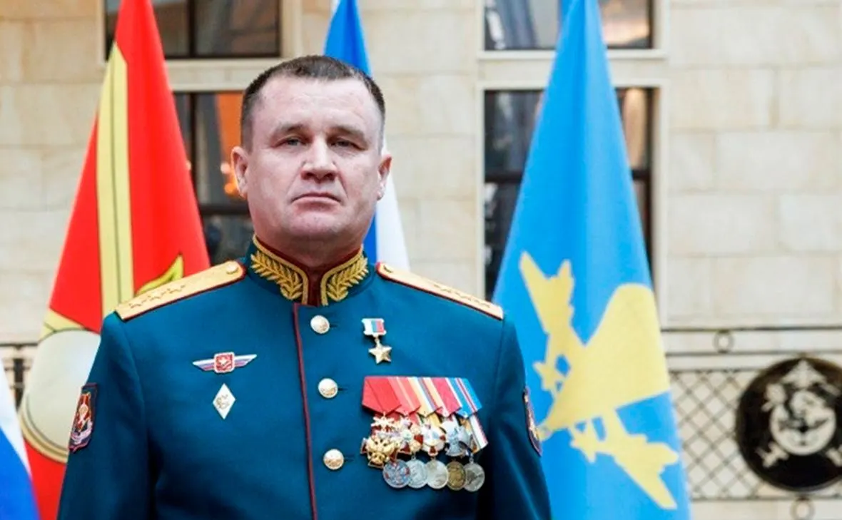 Главнокомандующий Сухопутными войсками РФ генерал-полковник Андрей Мордвичёв, которому приписывают применение тактики «мясных штурмов» в ходе боевых действий на Украине, будет командовать парадом 9 мая в Москве. Церемония начнётся в 10:00; территорию Кремля закроют для посетителей, в этом году колонны техники на площади не будут участвовать.