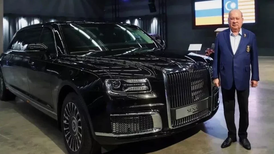 Султан Малайзии покинул Россию на российском лимузине Aurus Senat, назвав владение машиной «особой честью». Не уточняют, купил он её или получил в подарок.