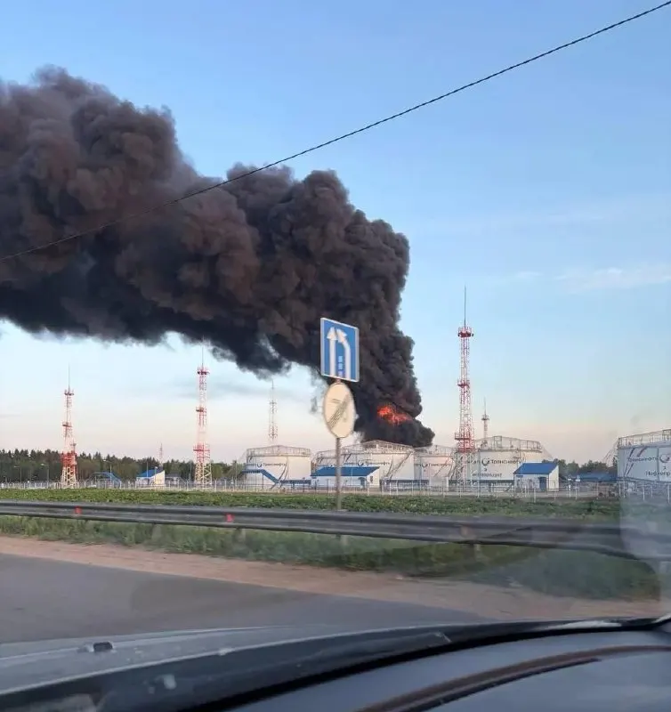 Ночью и утром БПЛА поразили НПЗ в Капотне, нефтеналивную станцию под Солнечногорском и технопарк в Зеленограде. Повреждены жилые дома, в Шереметьево — пожар после падения обломков, рейсы задерживаются.