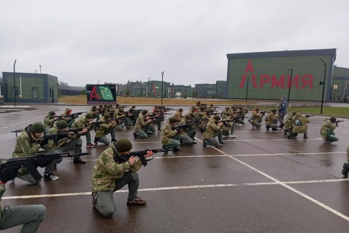 За пять лет на создание и работу лагерей типа «Авангард» и «Воин» направлено как минимум 50 млрд рублей. В этих центрах школьников обучают строевой подготовке, обращению с оружием и управлению дроном, а сами ребята рассказывают о попытках вербовки в военные вузы и силовые структуры.