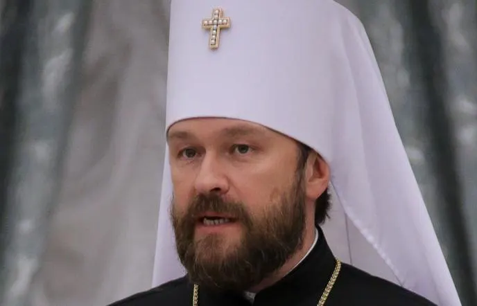 Самолёт с митрополитом Иларионом приземлился в Внуково. Ранее в багажнике его автомобиля в Карловых Варах нашли контейнеры с белым порошком; экспертиза подтвердила наличие запрещённого вещества. Сам священнослужитель отрицает причастность и называет произошедшее провокацией.