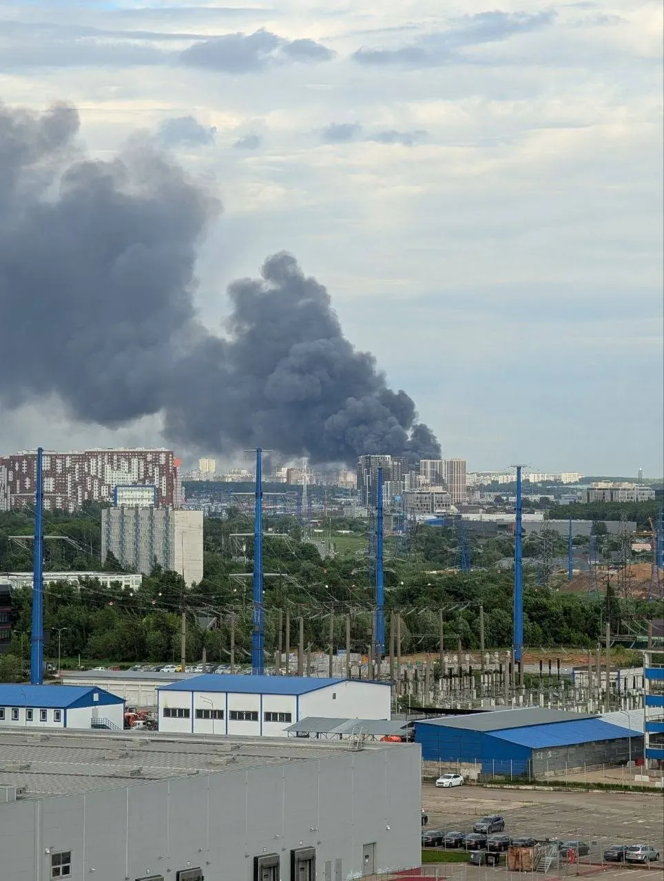 В Новомосковском административном округе загорелся одноэтажный торговый павильон на рынке стройматериалов. По данным МЧС, огонь охватил складированные материалы, внутри есть газовые баллоны; площадь возгорания — около 1,5 тыс. кв. м, для тушения запросили авиацию.