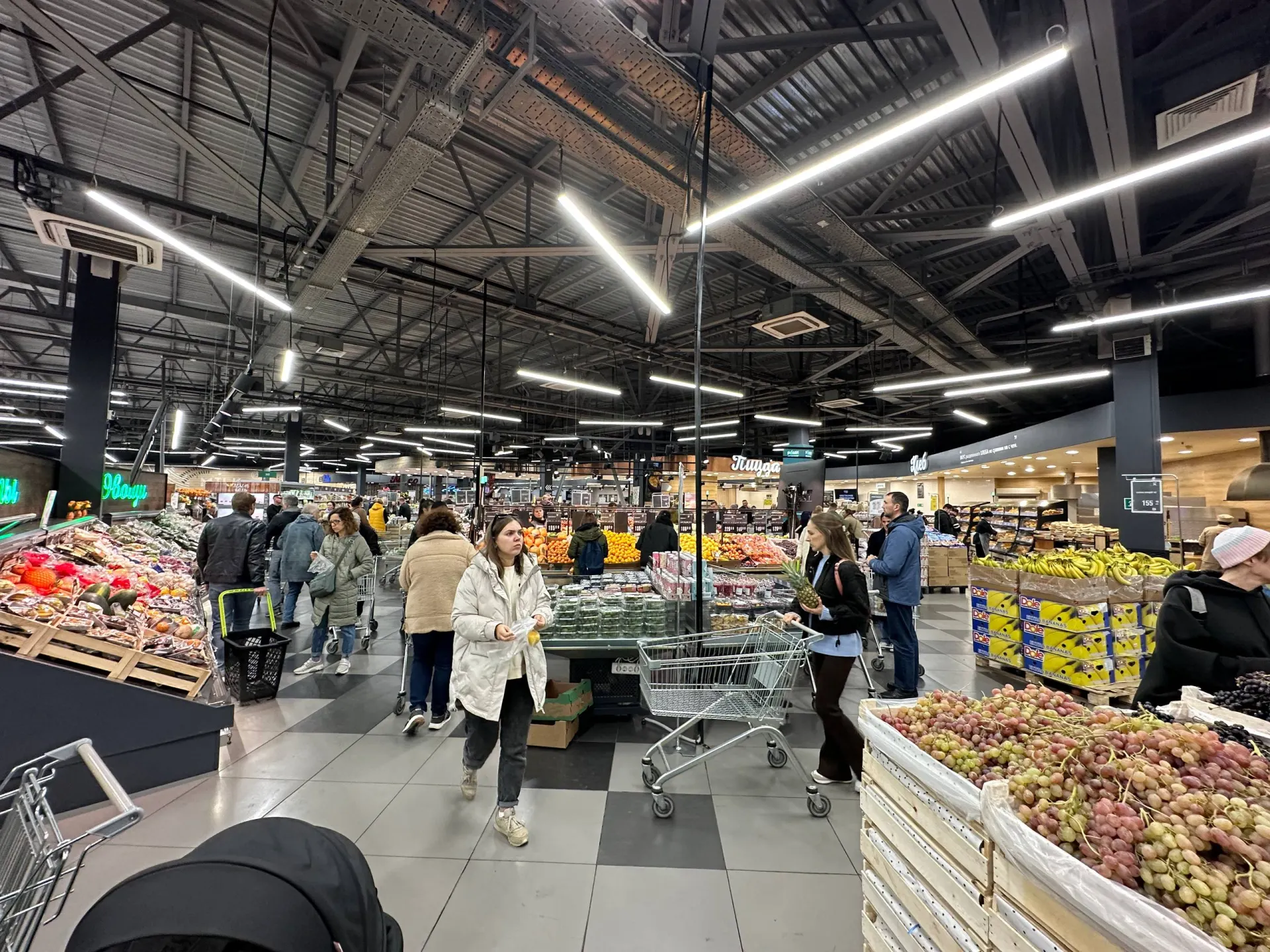 По мартовскому мониторингу Росстата минимальный набор продуктов во Владивостоке оценивается в 10 470 ₽, тогда как в Москве — 9 141 ₽, в Подмосковье — 8 260 ₽.