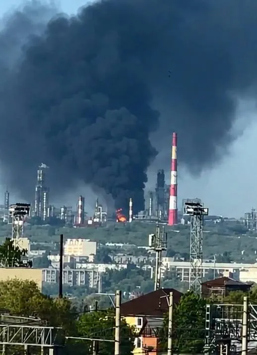 Ночью беспилотники нанесли удары по Сызрани и районам Белгородской области: власти сообщают о двух погибших и трёх раненых, над промзоной Сызрани виден дым от пожара на НПЗ.