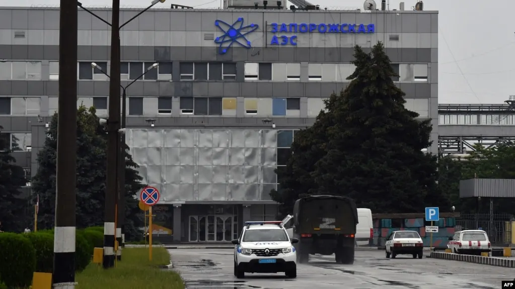 Эксперты МАГАТЭ прибыли на станцию для осмотра повреждений после удара по шестому энергоблоку. Стороны конфликтуют в оценках инцидента; на станции также сообщили о новом ударе по транспортной части.