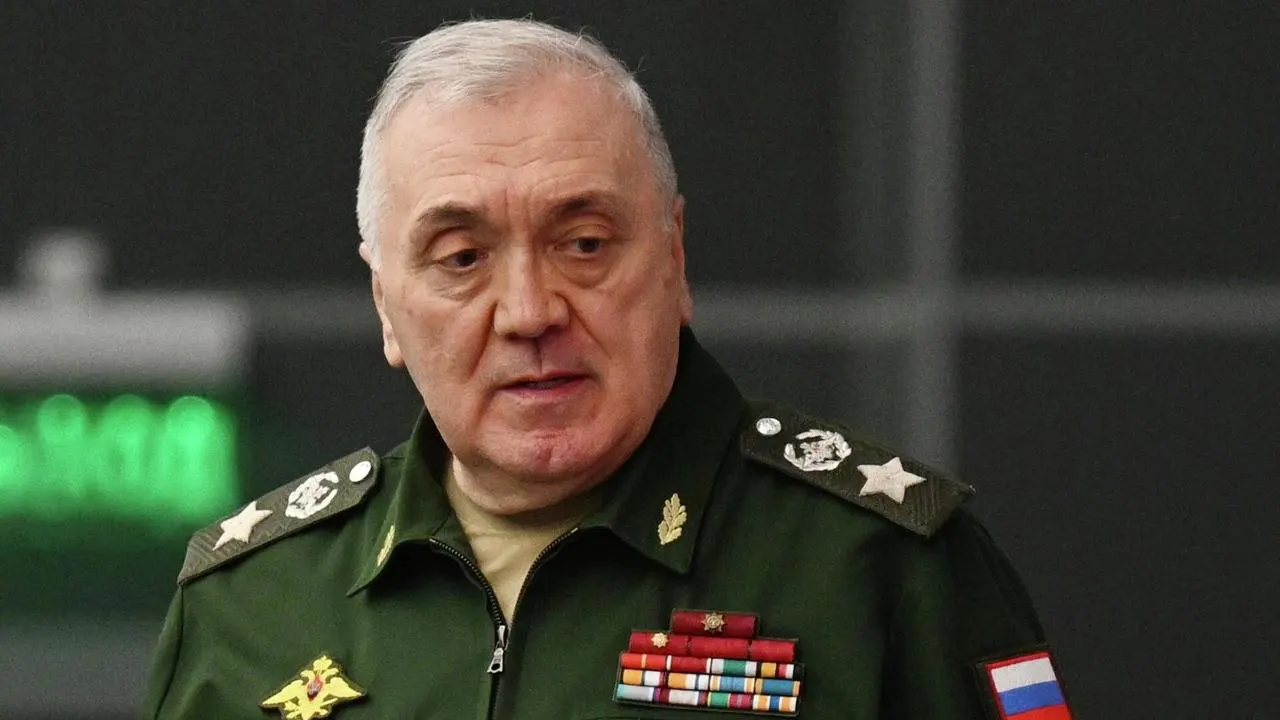 Никулинский суд Москвы постановил взыскать с семьи бывшего заместителя министра обороны имущество и денежные средства общей стоимостью около 5,5 млрд рублей. В перечень вошли коммерческие помещения, земля в Подмосковье и элитная московская недвижимость.