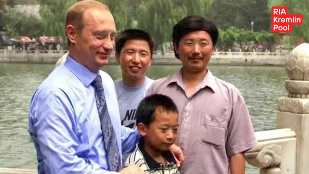 Встреча президента с выросшим юношей, запечатлённым на фото начала 2000-х, вызвала волну ностальгии по нулевым годам.