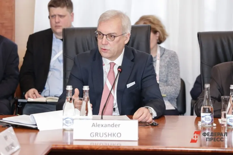 Замминистра иностранных дел Александр Грушко заявил, что попытки блокировать Калининградскую область или применить силу против эксклава приведут к серьёзным последствиям; он отметил рост военной активности в Балтийском море и отверг сценарий захвата региона силами НАТО.