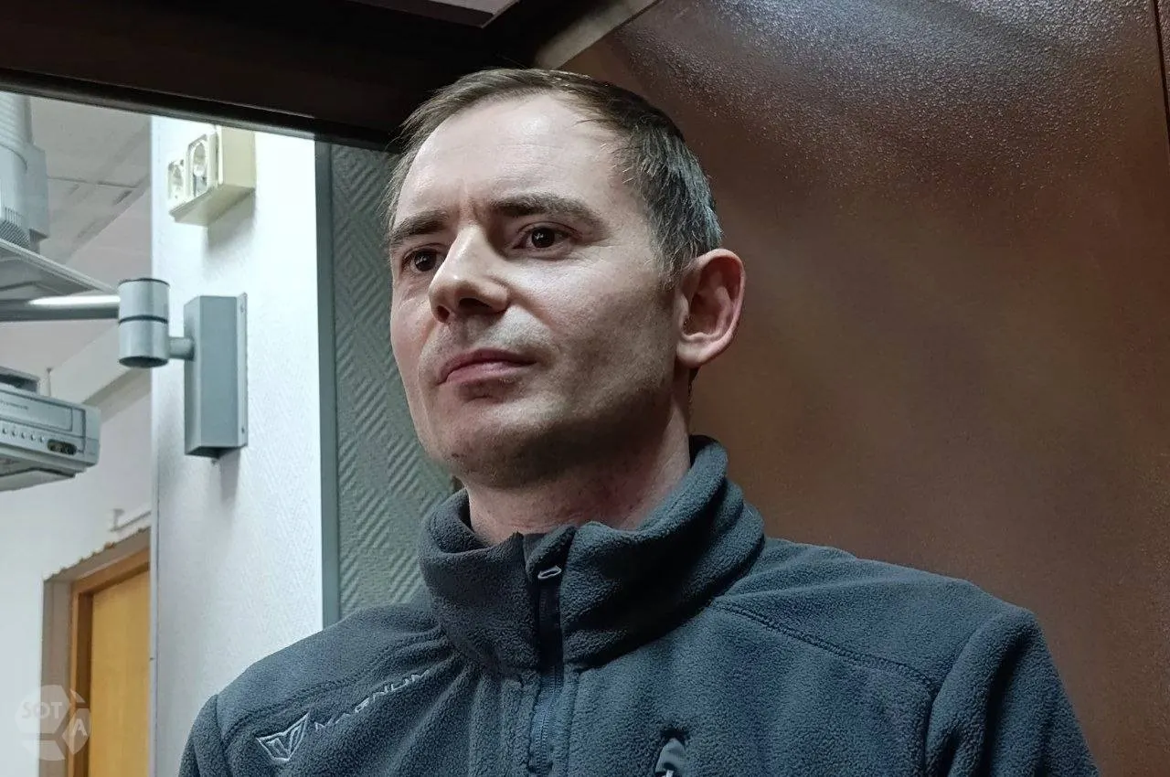 Московский городской суд отклонил жалобу защиты и подтвердил арест Максима Круглова, обвиняемого в распространении «фейков» о ходе СВО. Адвокат настаивал на чрезмерности меры, сам подсудимый заявлял о своей моральной позиции.