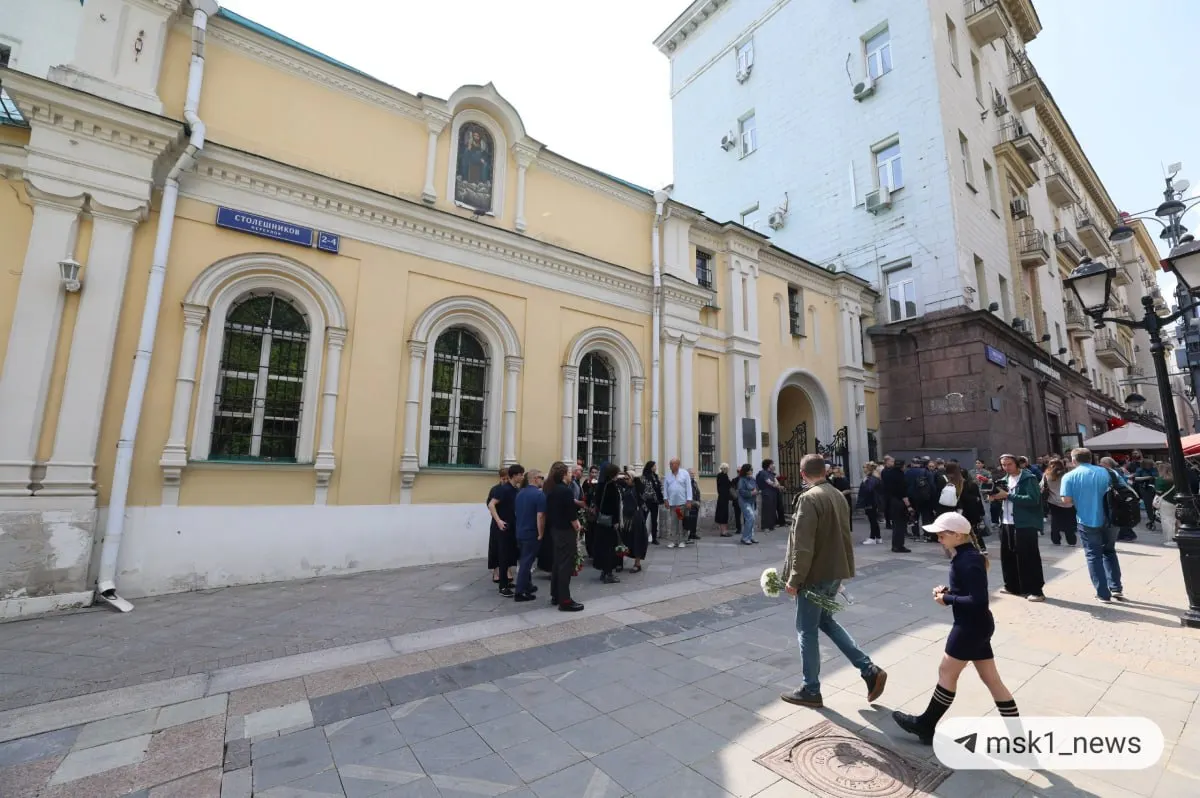Гражданская панихида проходит в церкви Космы и Дамиана в Шубине. Молчанов скончался на 76-м году жизни после продолжительной болезни; коллеги вспоминают его как интеллигентного и принципиального человека.