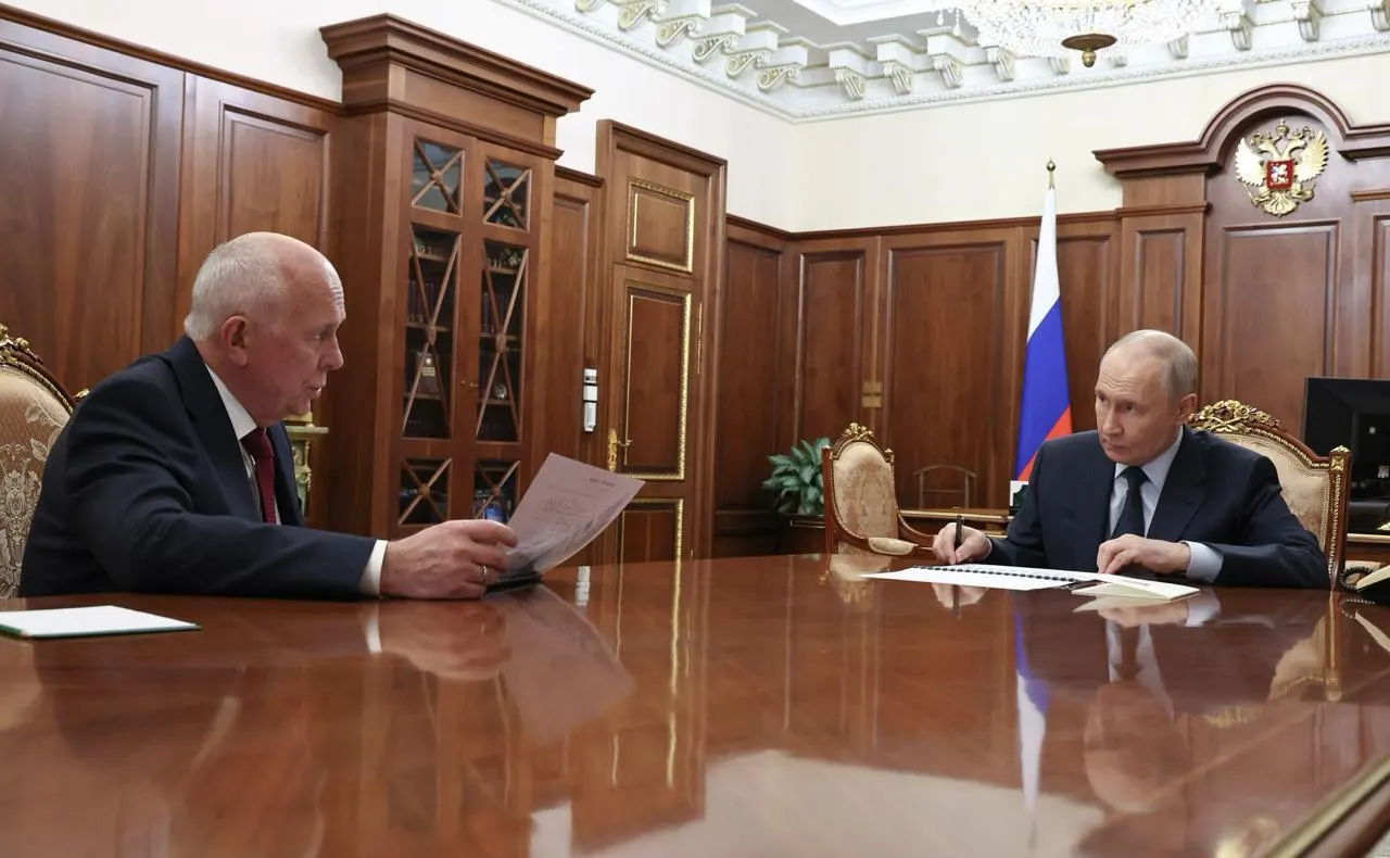 Глава «Ростеха» доложил президенту, что серийное производство МС‑21 и «Суперджет‑100» начнётся не раньше следующего года; ранее обещали 2026 год. План по выпуску сотен самолётов к 2030 году уже переносили.