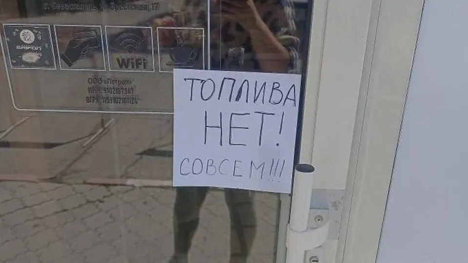 С 31 мая в Крыму вводят талоны на бензин АИ‑95 и ограничивают розничную продажу АИ‑92 до 20 литров на одно транспортное средство: решение связано с перебоями в поставках после ударов по нефтеперерабатывающим объектам и нарушений логистики.