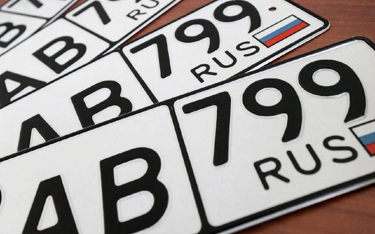 Документ доработали по замечаниям, при принятии он вступит в силу в июле 2027 года; водителям предложат резервировать два типа номеров за дополнительную плату.