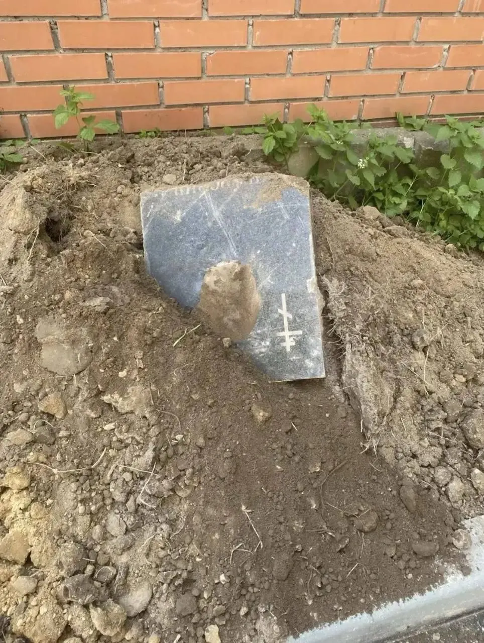 Жители на улице Красного Маяка обнаружили в привезённом грунте осколки памятников, облицовочную плитку и остатки ткани — всё это высыпали рядом с детской площадкой.