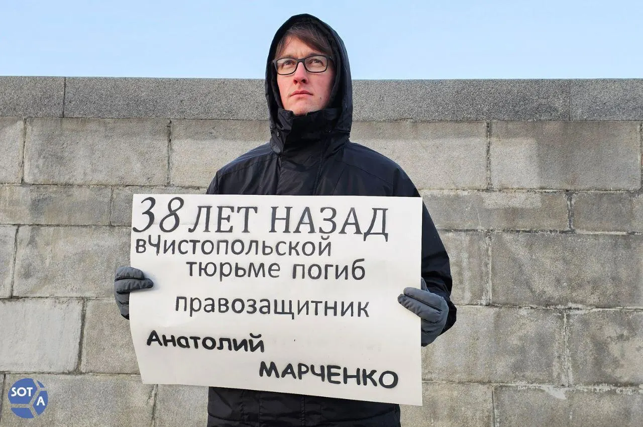 37‑летнего исследователя репрессий Олега Новоселова поместили в СИЗО по части 1.1 статьи 205.1 УК РФ; ранее Росфинмониторинг внёс его в федеральный перечень террористов и экстремистов.