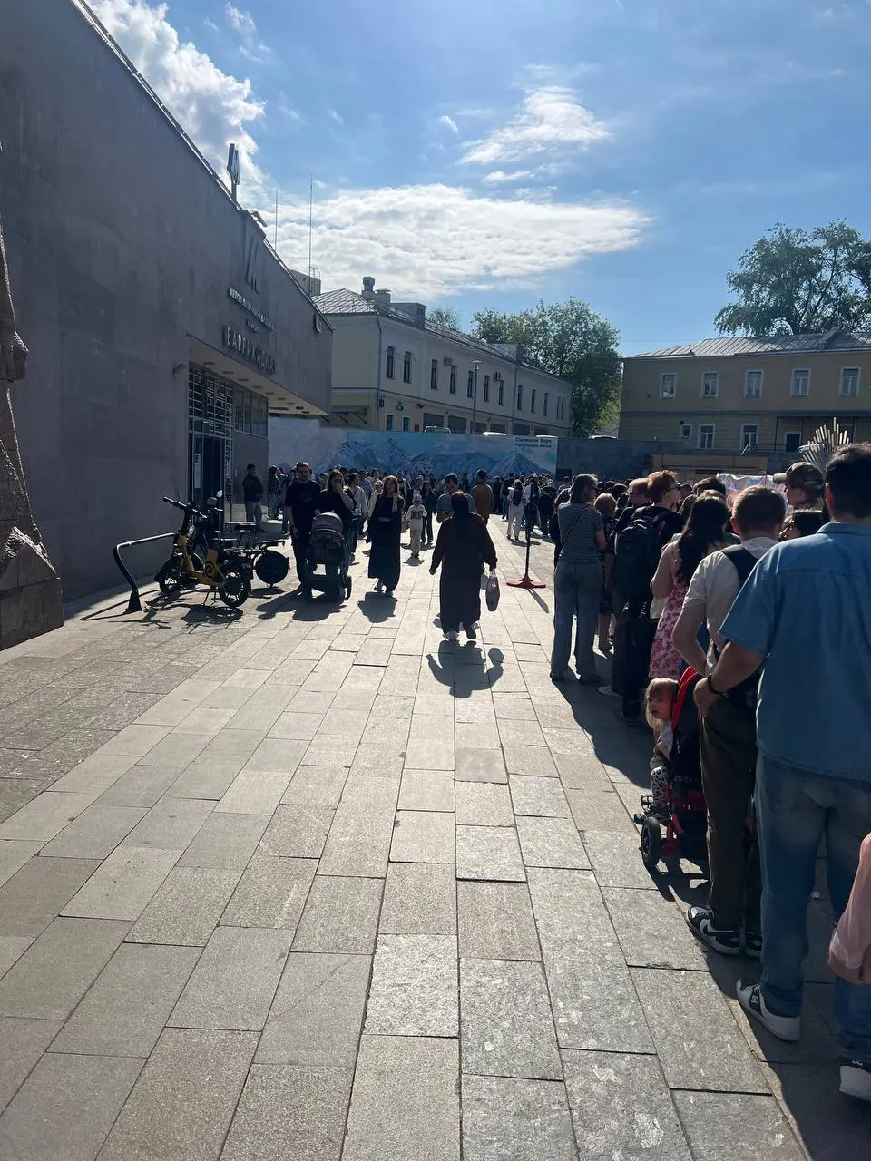 С раннего утра у входа в Московский зоопарк выстроились большие очереди — вероятно из‑за бесплатного раннего входа и сильной жары.