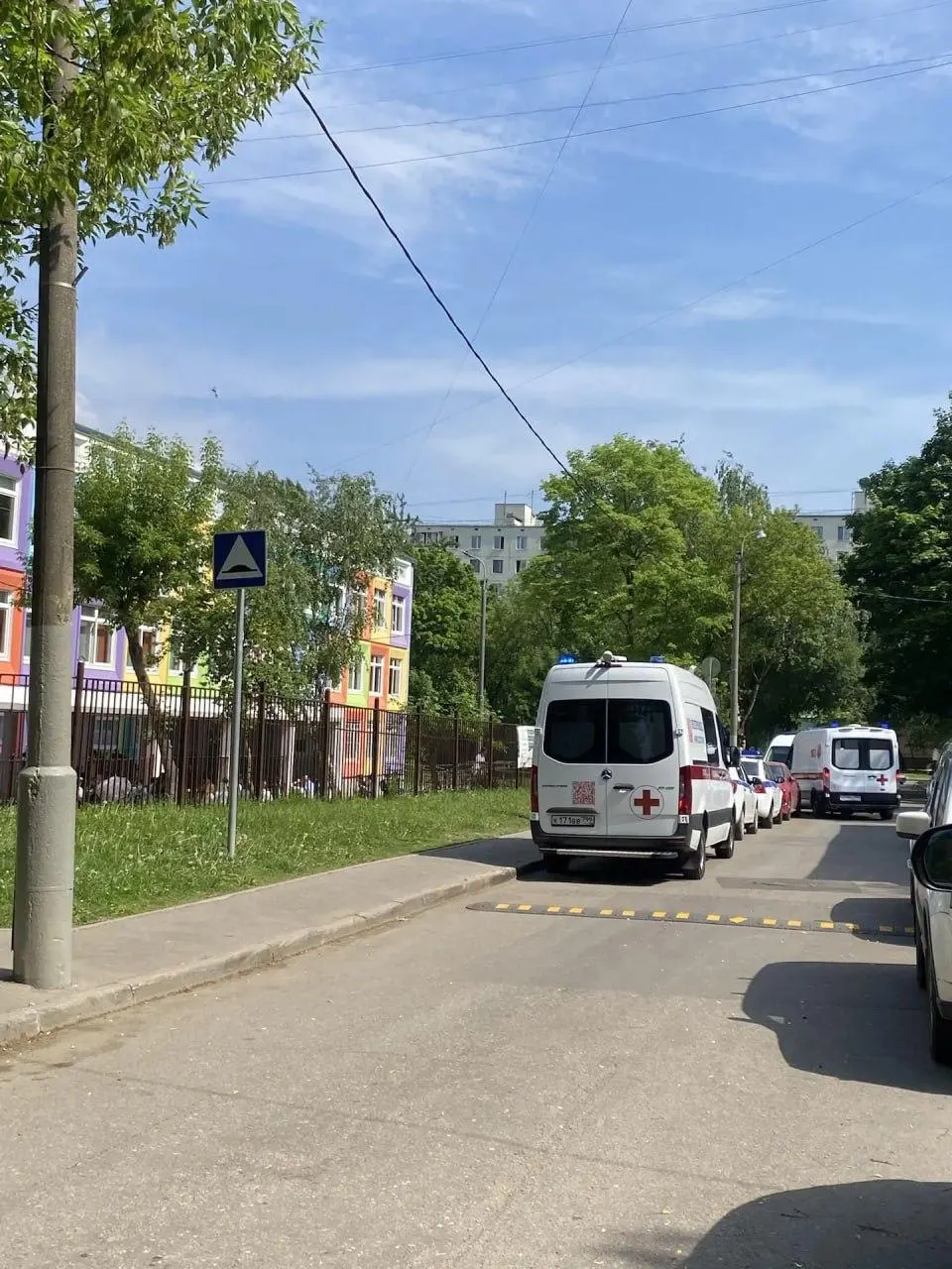 Двое 17-летних школьников получили травмы после взрыва петард во время репетиции выпускного вечера в Москве. У одного — повреждён палец, пострадавшим оказывают помощь.