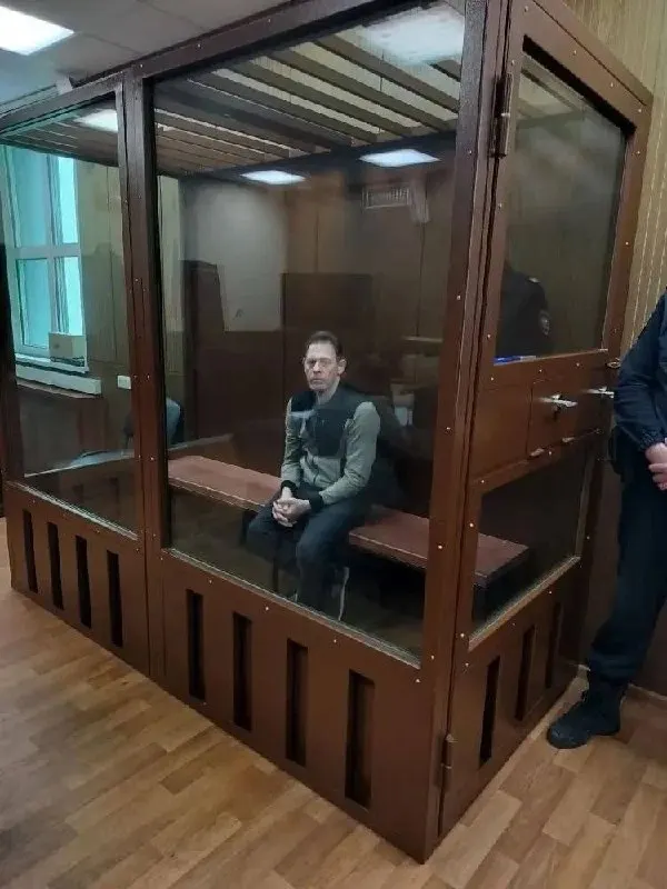 Басманный суд Москвы поместил под стражу Виталия Ларина по обвинению в попытке подрыва здания Министерства юстиции; срок ареста и точная квалификация обвинений не раскрываются.