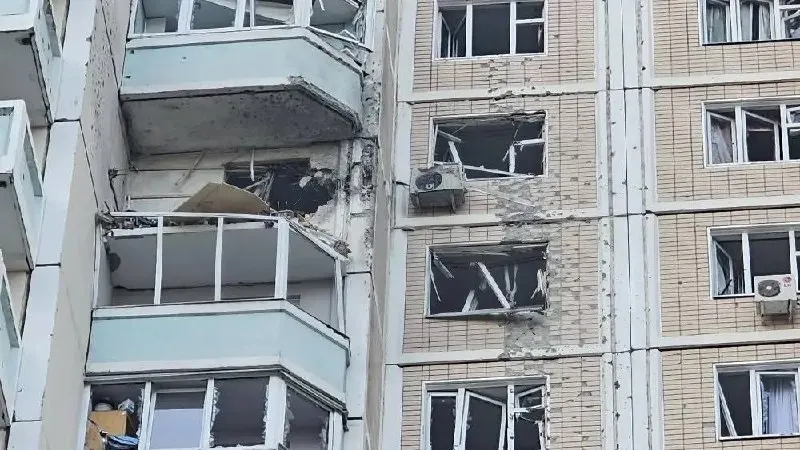 За ночь и утро по Москве и области зафиксировали более сотни атак БПЛА; власти сообщают о трёх погибших, множестве раненых, перебоях с электроэнергией и сотнях сбитых дронов по всей стране.