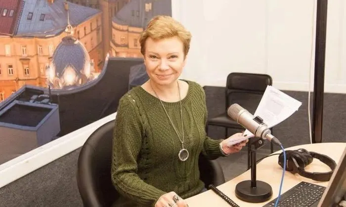 Тверской районный суд Москвы заочно поместил под арест на два месяца Ксению Larину (Оксану Баршеву). Ей предъявлено обвинение в уклонении от обязанностей «иноагента». Минюст внёс её в реестр «иностранных агентов» в сентябре 2023 года, затем её объявили в розыск.