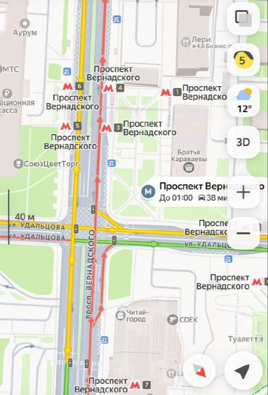 Мужчину госпитализировали, на месте аварии образовалась пробка; обстоятельства происшествия уточняются.