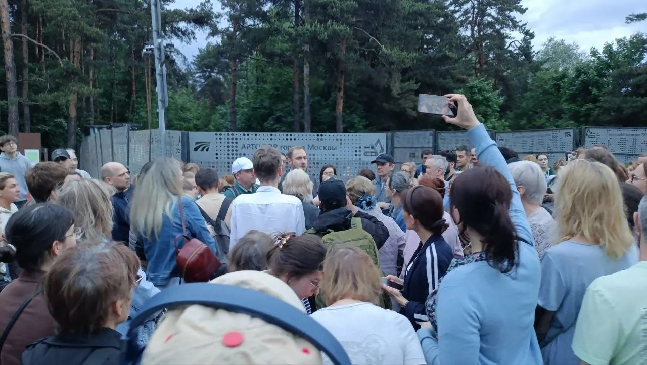 Жители Кунцево собрались у стадиона «Медик», чтобы помешать вырубке на особо охраняемой зелёной территории. Техника приостанавливалась на несколько часов, документы на работы людям не показали — заказчиком называют Минобороны.