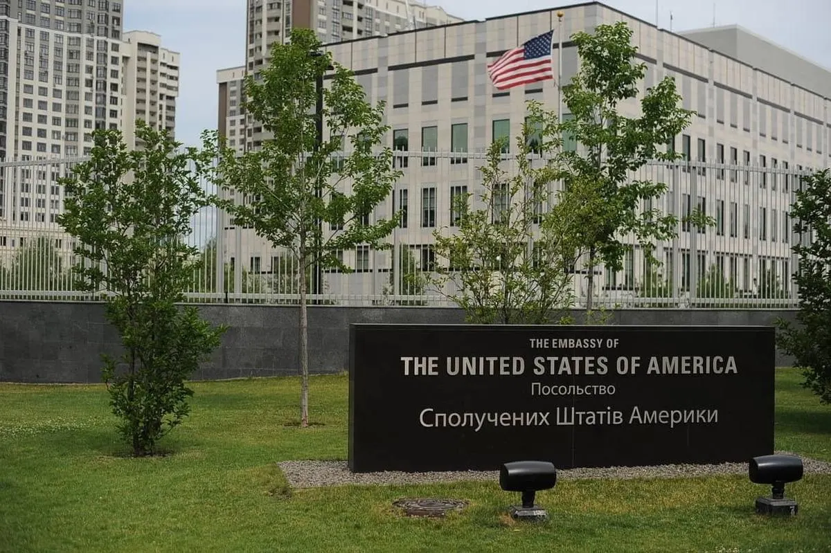 В коммюнике о телефонном разговоре главы МИД России и госсекретаря США говорится о планируемых ударах по объектам в Киеве и рекомендациях по эвакуации сотрудников посольства; на фоне этого ЕС заявил о намерении остаться в украинской столице.