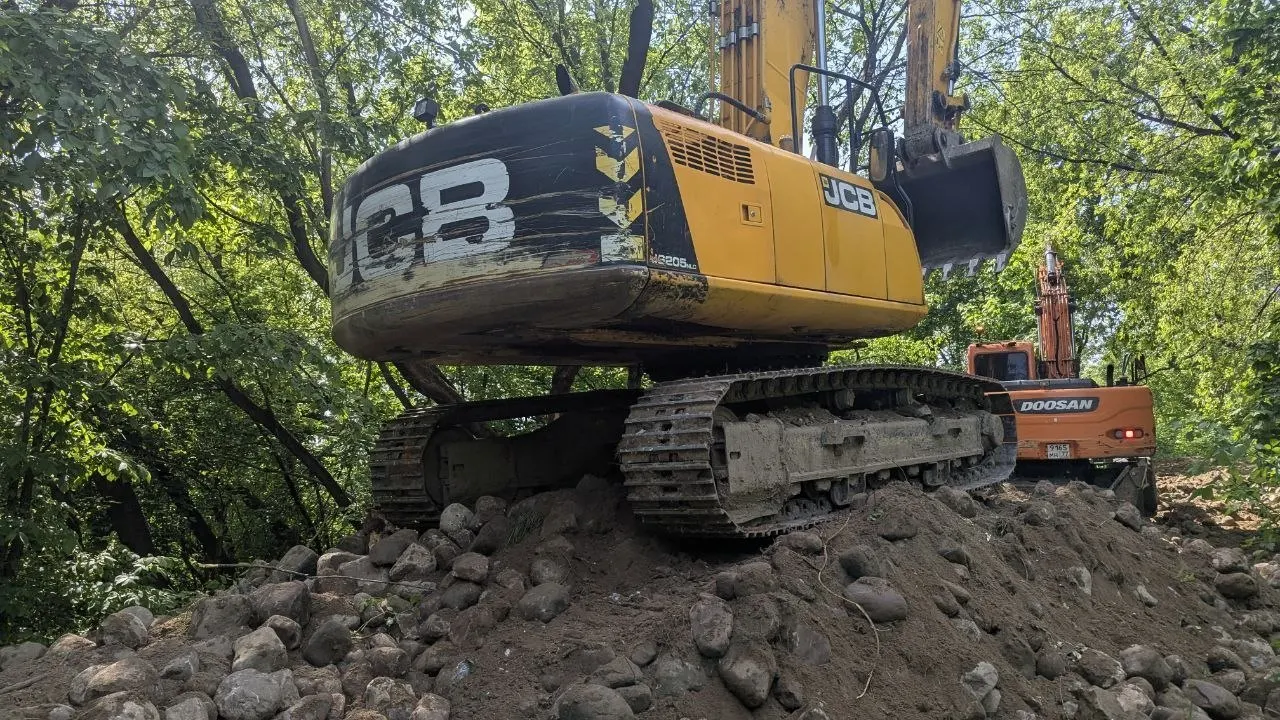 В музее‑заповеднике Коломенское в Москве рабочие повредили более половины сохранившегося участка дореволюционной булыжной дороги; активисты остановили работы и вызвали полицию.