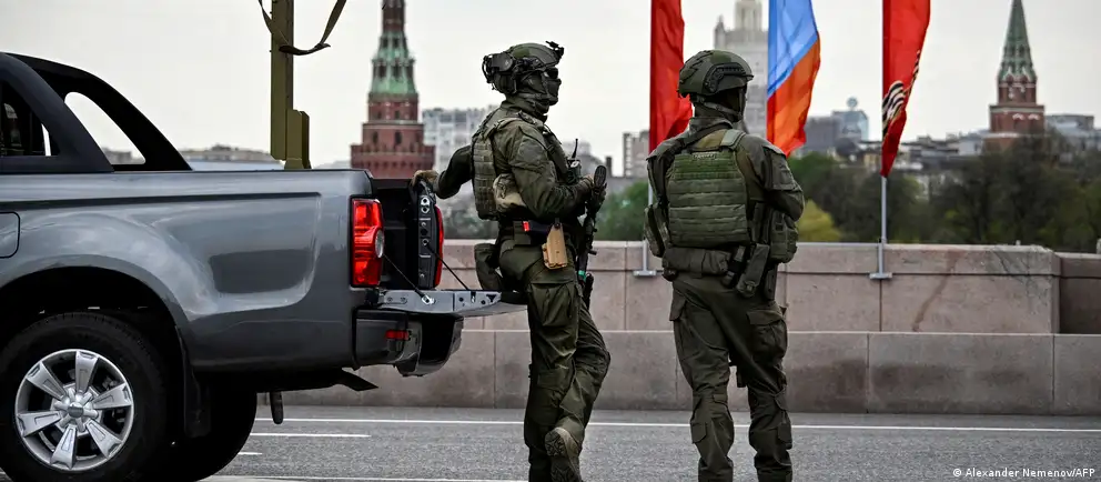 Российские власти отозвали приглашения зарубежным СМИ на парад на Красной площади. Торжества пройдут в сокращённом формате без военной техники — решения связаны с угрозами и атаками беспилотников.