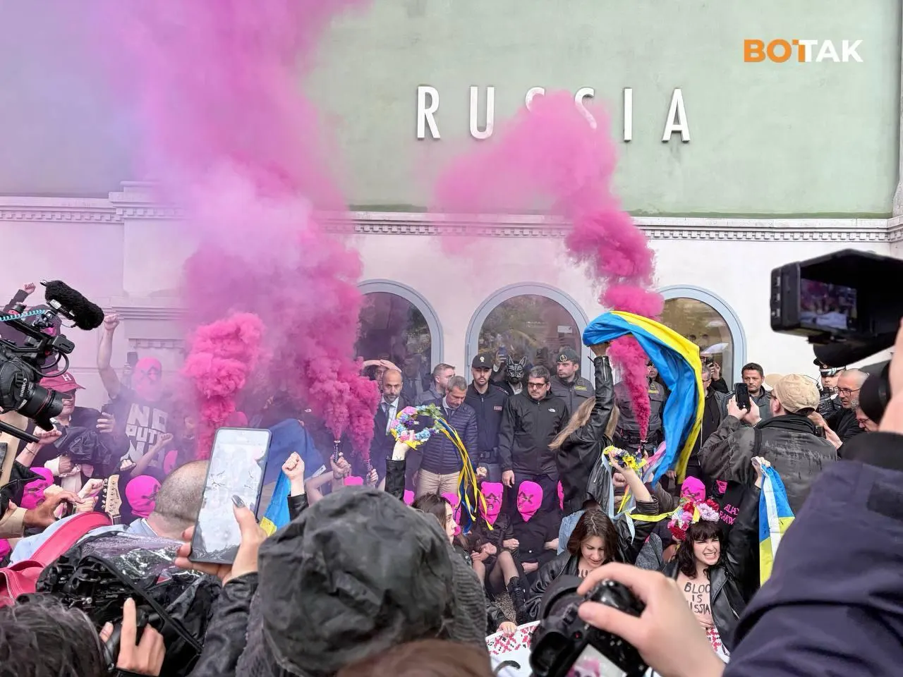 Росфинмониторинг обновил перечень: в него добавлена группа Pussy Riot. Ранее в декабре 2025 года коллектив был признан экстремистским и запрещён в России; незадолго до внесения участницы провели акцию у российского павильона на Венецианской биеннале в поддержку Украины.