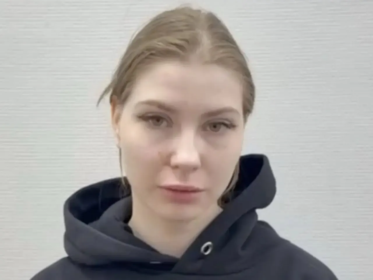 В Лефортовском суде Москвы гособвинение потребовало реальный срок для 27‑летней Ксении Белоусовой по статье об оскорблении чувств верующих из‑за видео, где она соорудила кальян из пасхального кулича.
