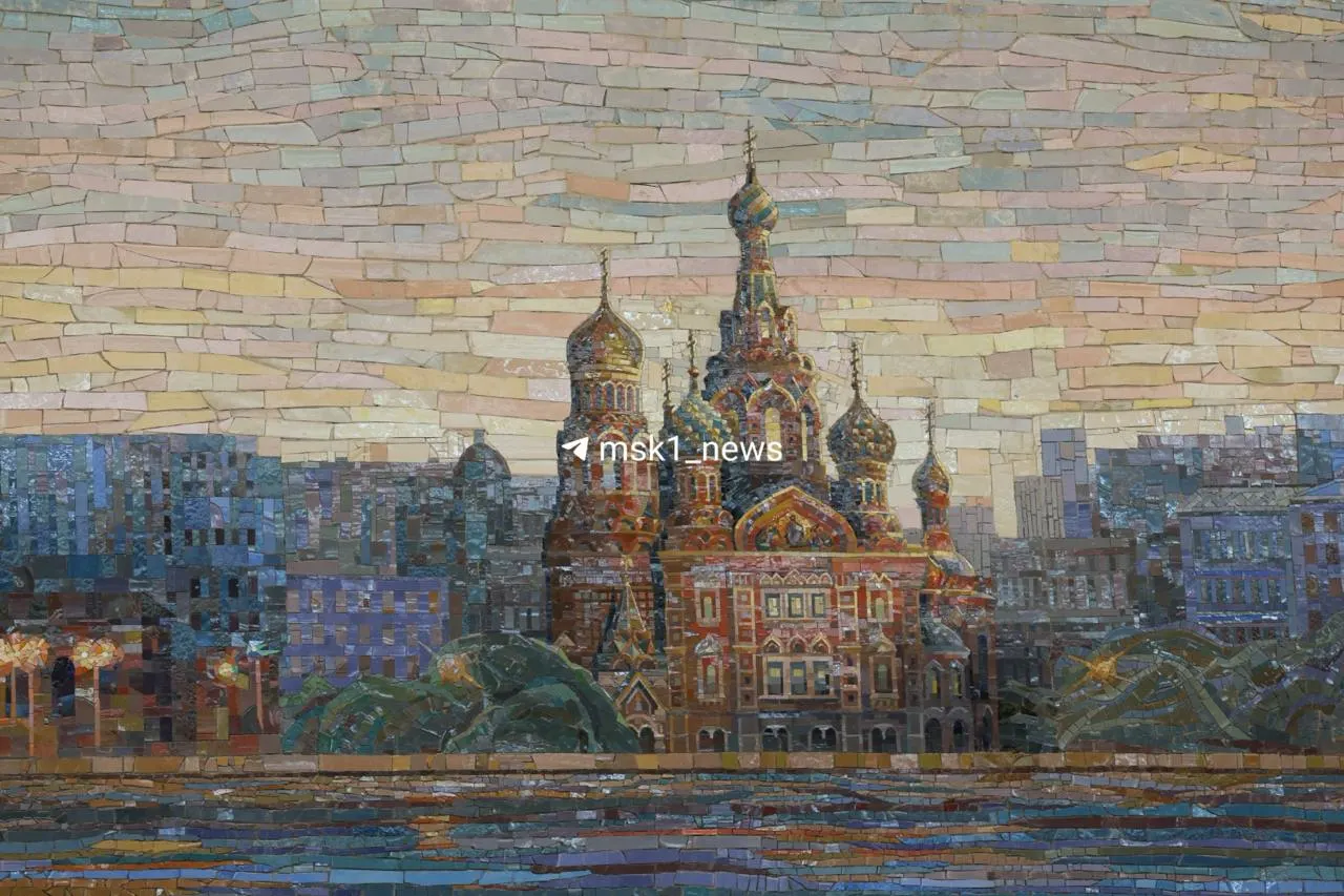 В холле нового Ленинградского вокзала установили крупное мозаичное панно с изображениями Москвы и Санкт‑Петербурга. Панно оформлено в мозаичной технике и заметно преобразило пространство вокзала.