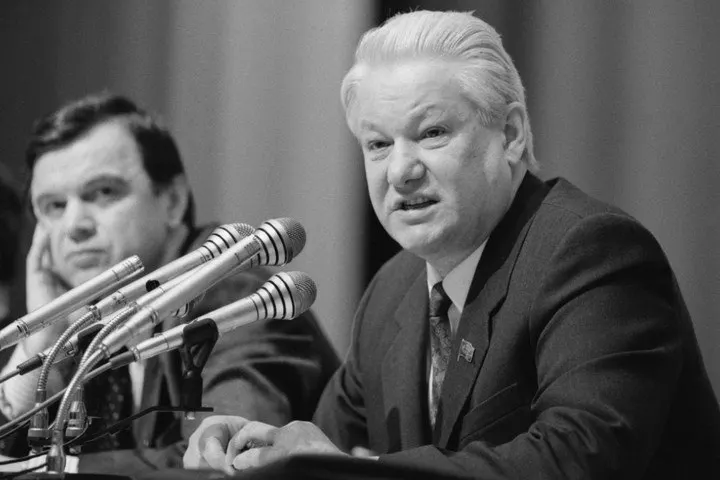 На съезде народных депутатов РСФСР в Москве Борис Ельцин 29 мая 1990 года был избран председателем Верховного Совета. Победа далась через несколько туров голосования, споры о подсчёте и политическое давление, после чего последовали ключевые шаги — Декларация о суверенитете и выход из КПСС.
