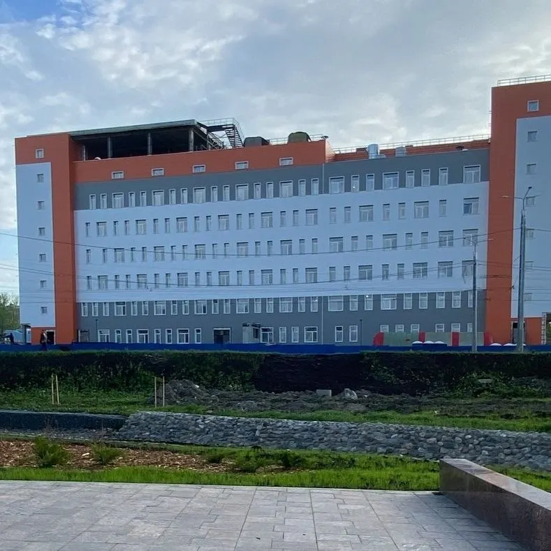 Более сотни рабочих подрядчика не получают оплату труда уже три месяца: часть сотрудников обратилась в Следственный комитет, а сама компания — с банкротной процедурой и замороженными счетами.