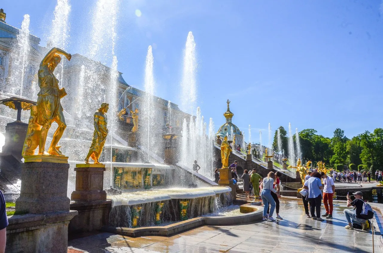 Средняя прогулка в Петербурге стоит около 1500 руб., в Москве — примерно 750 руб. Оба города лидируют по спросу, растёт интерес к авторским, иммерсивным и семейным турам.